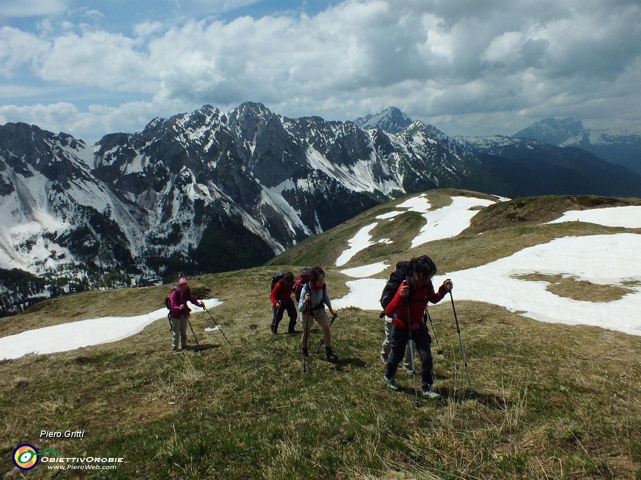 38 Sullo sfondo delle 'Piccole Dolomiti Scalvine'.JPG